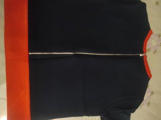 Camiseta azul y naranja con cremallera