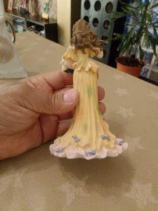 Figura de colección mujer con flor