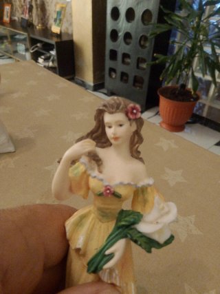 Figura de colección mujer con flor