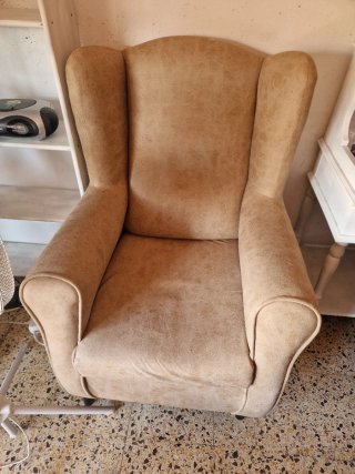 Sillón orejero beige tela