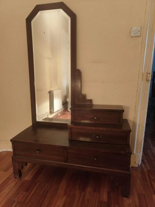 Mueble tocador antiguo con espejo y cajonera