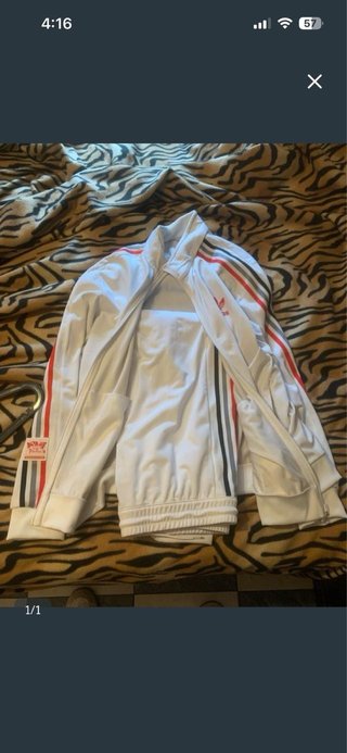 Chándal Adidas Blanco y Rojo  Precio negociable