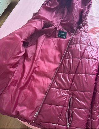 Abrigo Bershka Morado con Capucha