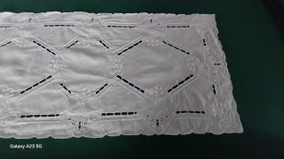Naperon decorativo bordado à mão