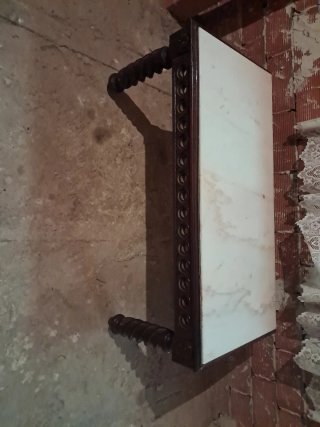Mesa baja de madera y mármol torneada