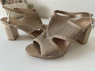 Zapatos de tacón dorados