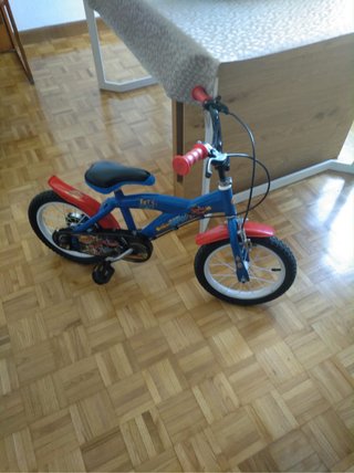 Bicicleta infantil azul y roja