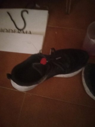 Zapatos deportivos negros y rojos