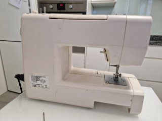 Máquina de coser AEG