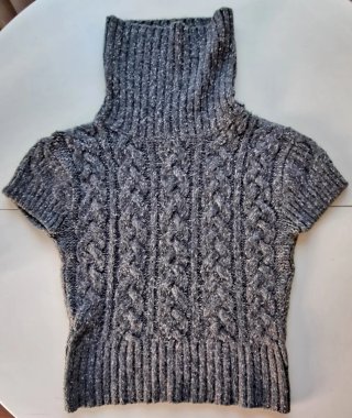 Jersey gris cuello alto trenzado
