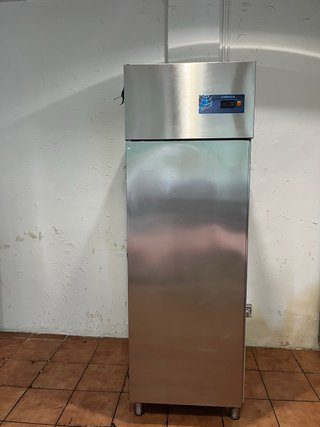Congelador vertical CORECO 1 puerta