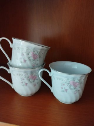 Juego de 3 tazas de porcelana con flores