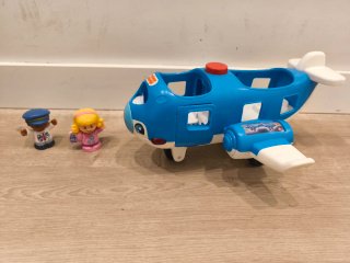 Avión de juguete azul con figuras