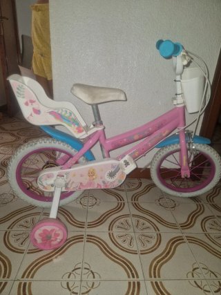Bicicleta infantil rosa con cesta