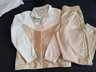 Conjunto Nike Chaqueta y Pantalón Beige