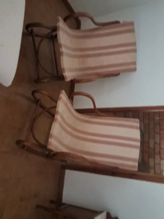 Mecedora balancín de madera y tela