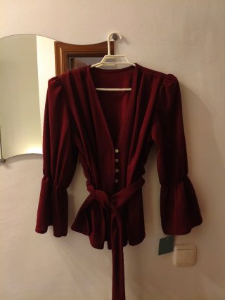 Traje de dos piezas color vino, T.U