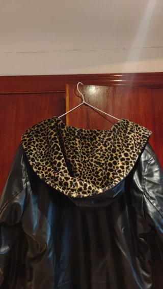 Chaquetón cuero negro Animal Print