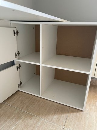 Escritorio blanco con cajones y almacenaje