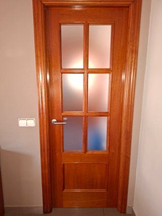Puerta de madera con cristal y sin cristal