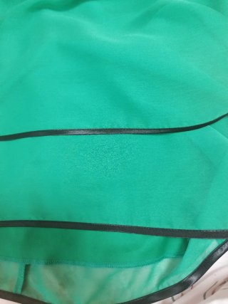 Vestido verde con detalles negros