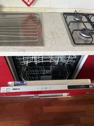 Cucina lineare beige e rossa