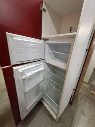Cucina lineare beige e rossa