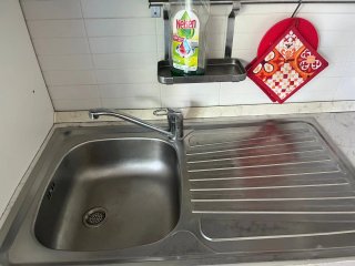 Cucina lineare beige e rossa