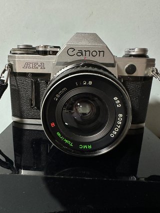 Canon AE-1 con objetivo Tokina RMC 28 mm