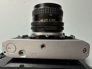 Canon AE-1 con objetivo Tokina RMC 28 mm