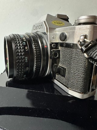 Canon AE-1 con objetivo Tokina RMC 28 mm