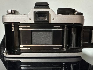 Canon AE-1 con objetivo Tokina RMC 28 mm