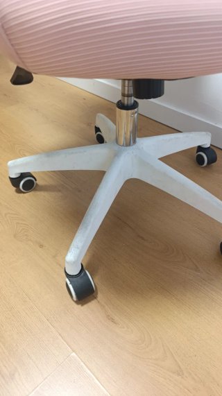Silla de oficina ergonómica rosa