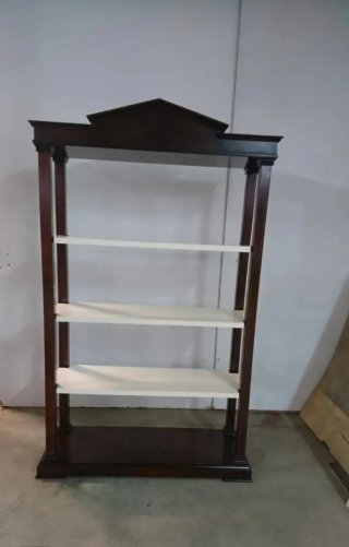 Librería de madera marrón y blanca