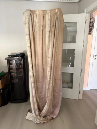 2 cadute di tende beige e marrone