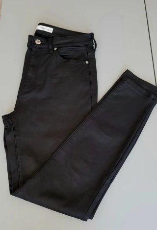Pantalón negro efecto piel mate Talla L