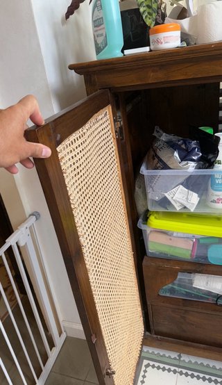 Armario de madera maciza con ratán