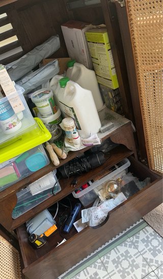 Armario de madera maciza con ratán