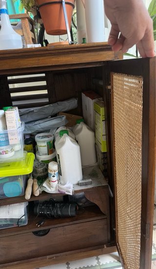 Armario de madera maciza con ratán