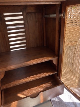 Armario de madera maciza con ratán