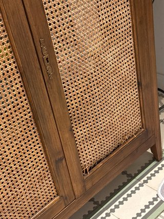 Armario de madera maciza con ratán