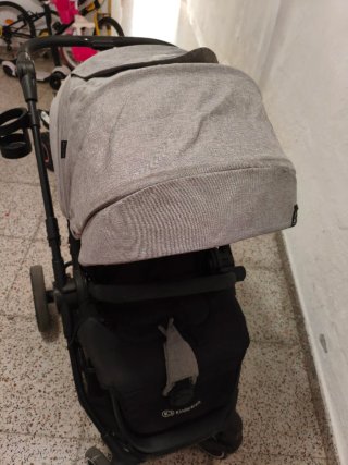 Carro de bebé plegable gris,