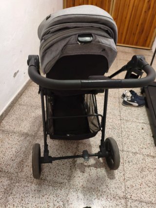 Carro de bebé plegable gris,