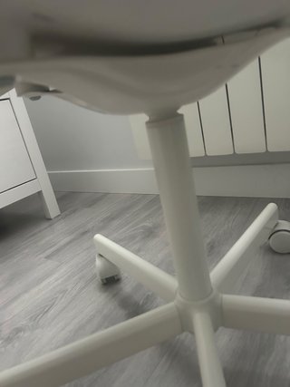 Silla de oficina giratoria blanca