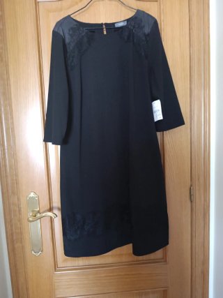 Vestido negro con puntilla en el bajo y en  hombro