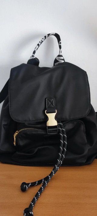 Mochila Negra Vestir con Detalles Dorados