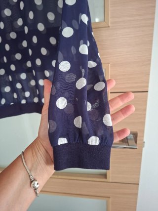 Blusa azul con lunares blancos
