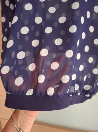 Blusa azul con lunares blancos