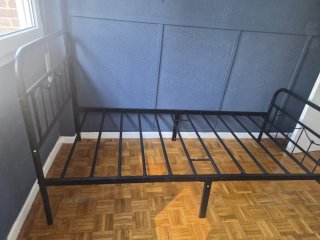 Cama metálica negra casi sin uso