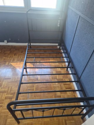 Cama metálica negra casi sin uso